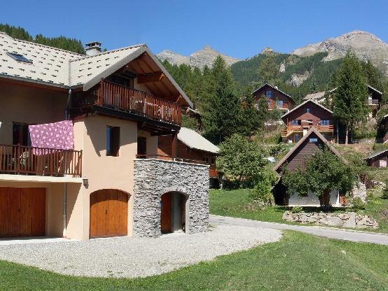 Le gîte l'omega dans la station village en altitude dans les montages des Hautes-Alpes